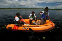 Pesquisa científica desenvolvida em uma das 18 lagoas do Parque Nacional da Restinga de Jurubatiba foto Rômulo Campos